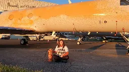 Just Stop Oil oblało pomarańczową farbą prywatne odrzutowce. Na lotnisku stał też samolot Taylor Swift