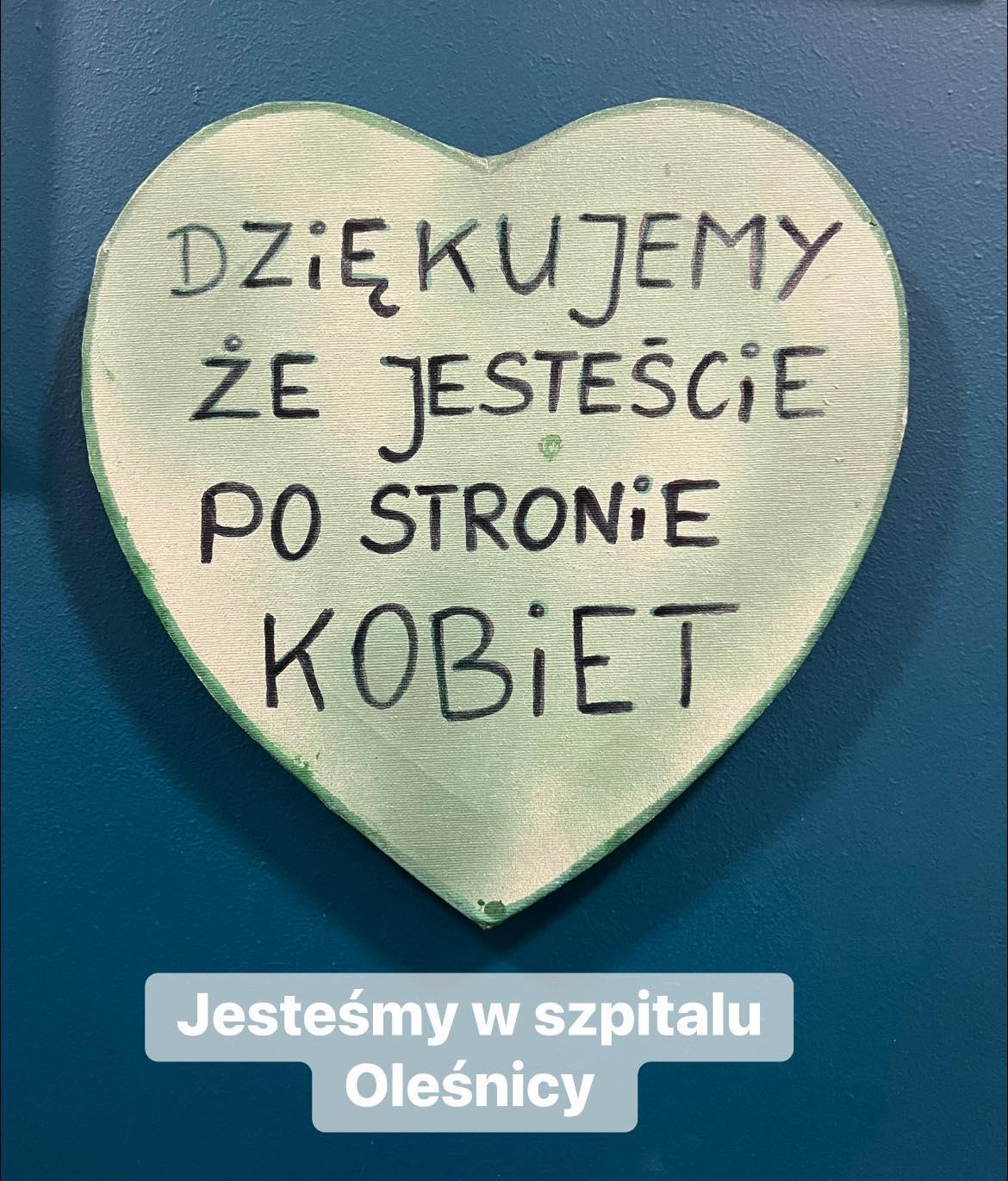 zdjęcie wiszącego na ścianie serca z napisem "dziękujemy, że jesteście po stronie kobiet"

podpis: jesteśmy w szpitalu w Oleśnicy 