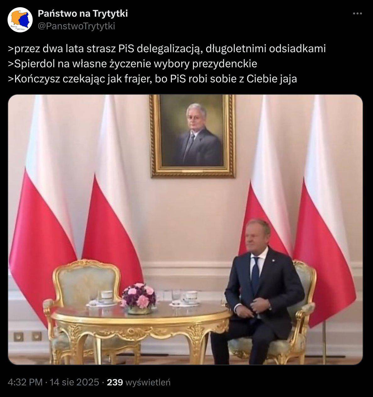 zdjęcie przedstawia Tuska posadzonego pod portretem Kaczyńskiego, najwyraźniej oczekując na spotkanie z tzw. prezydentem