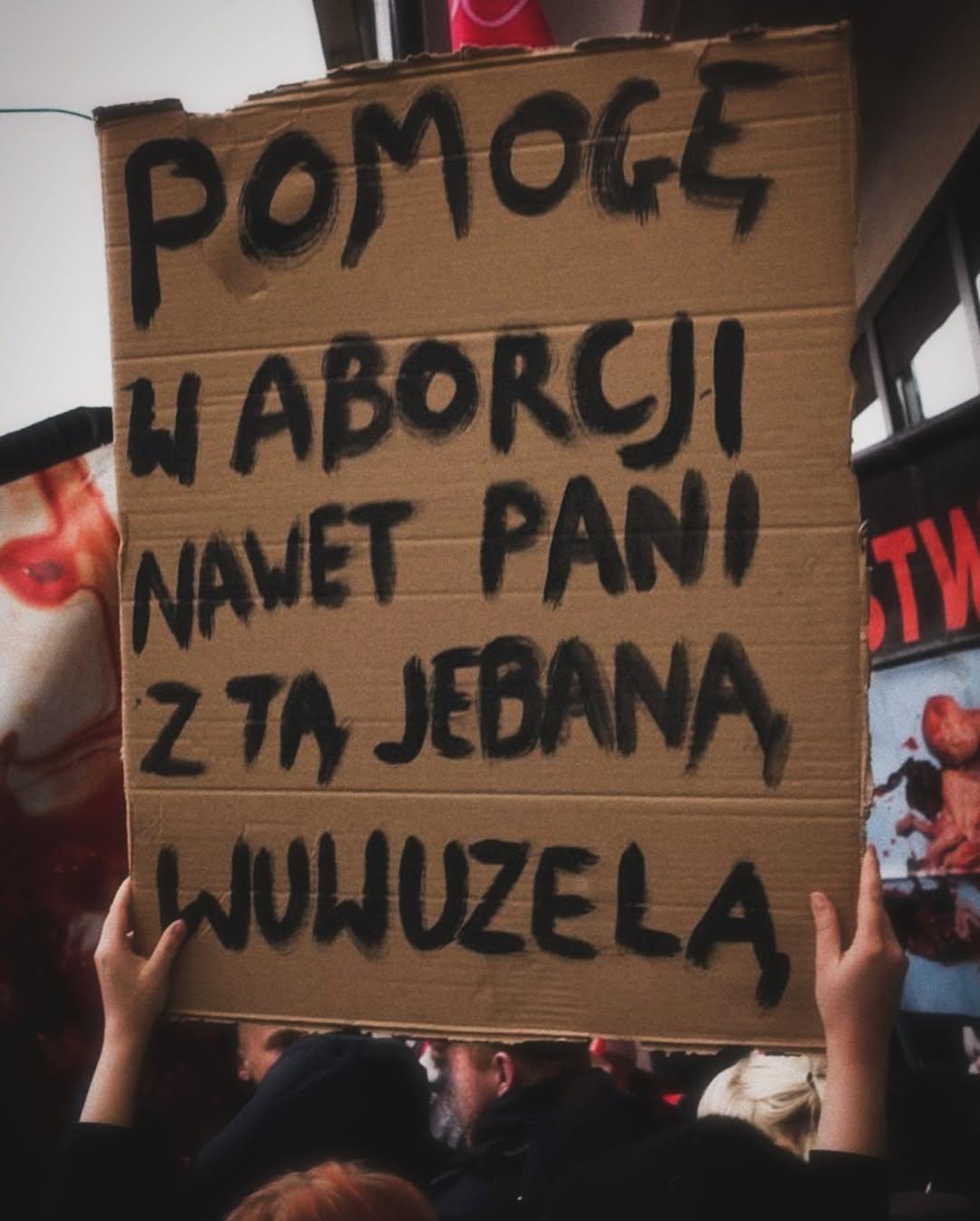 zdjęcie transparentu z napisem: pomogę w aborcji nawet pani z tą jebaną wuwuzelą