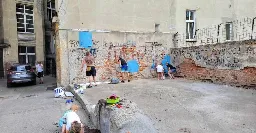 Ludzie sami remontują podwórko w centrum Wrocławia. Pracują nawet dzieci