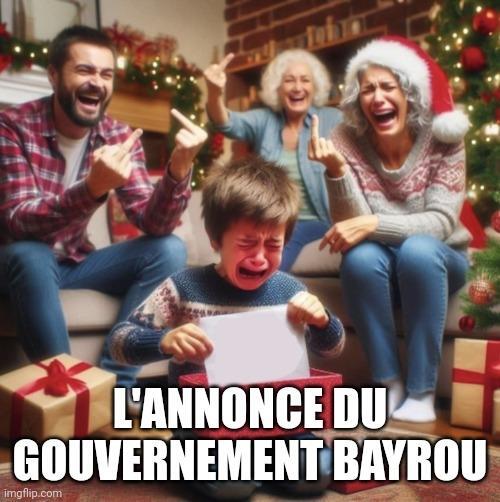 titre : l'annonce du gouvernement Bayrou

C'est Noël, un enfant pleure, très deçus, en découvrant son cadeau qui est une feuille blanche.

Dans son dos, sa famille, hilare se moque de lui et l'insulte avec des doigts d'honneur