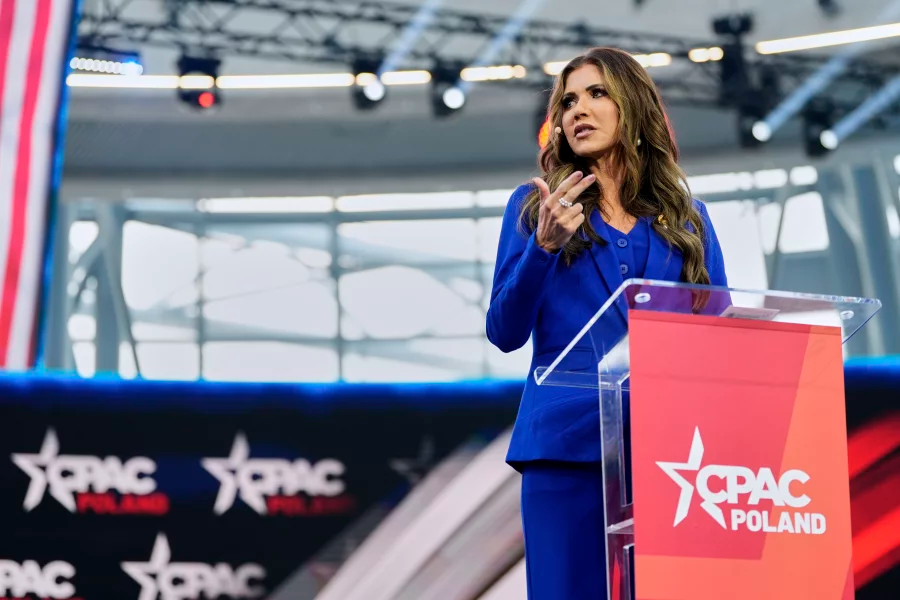 Kirsti Noem przemawia na kongresie CPAC w Polsce.