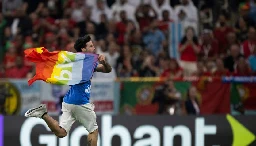 Mecz Portugalia - Urugwaj przerwany! Kibic z tęczową flagą wbiegł na murawę