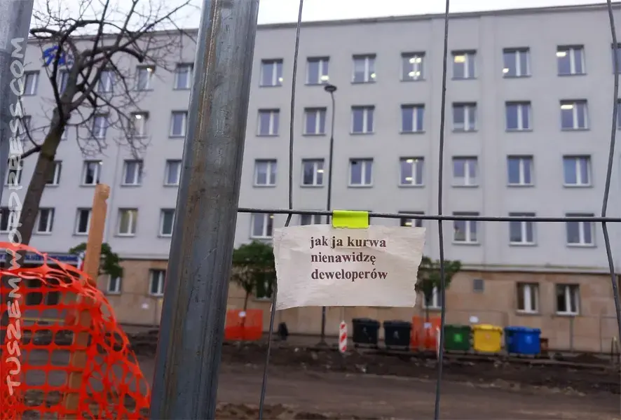 Przyklejona do płotu kartka: "jak ja kurwa nienawidzę deweloperów"