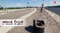 W wawie ktoś autem skosił 29 słupków oddzielających drogę rowerową od jezdni, ale to rowerzyści jeżdżą niebezpiecznie