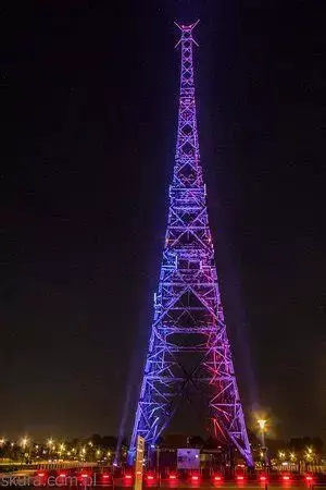Wieża radiostacji gliwickiej nocą - zamiast kotka.