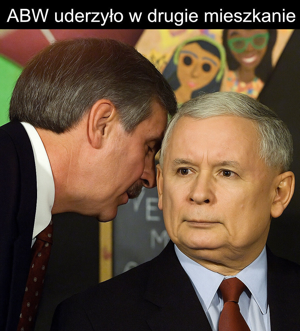 Kaczyński w pozie podobnej do słynnego zdjęcia/mema z Bushem informowanym o drugim samolocie