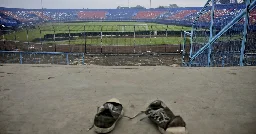 Dramatyczny finał meczu w Indonezji. Setki ofiar i ogromne zniszczenia [ZDJĘCIA]