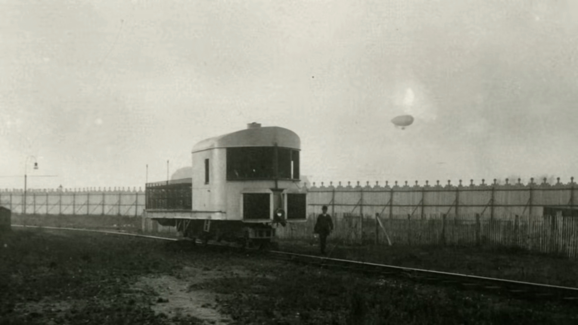 Photo of Gyroscopically balanced monorail (1909) by Brennan and Scherl