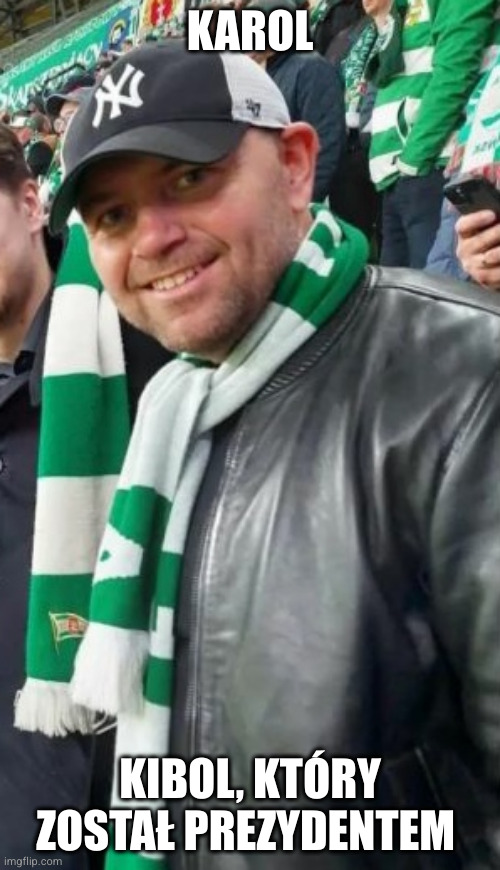 Zdjęcie Nawrockiego w szaliku w barwach Lechii Gdańsk na stadionie, dopiskiem: "Karol. Kibol, który został prezydentem"